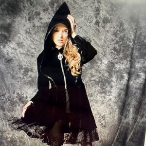 Dark in Love Black velvet hooded coat med